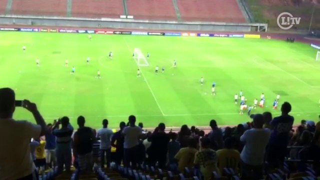 Torcedores comparecem a treino da Seleção no Pituaçú