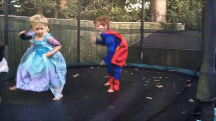 trampoline costumes de superman batman et elsa de frozen, enfants sur trampoline