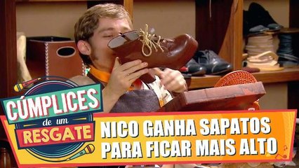 Nico ganha sapatos para ficar mais alto