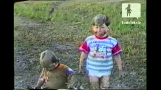 Toddlers plays in the mud