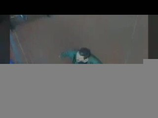 Bedensel engelli adamı merdivenlerden itti