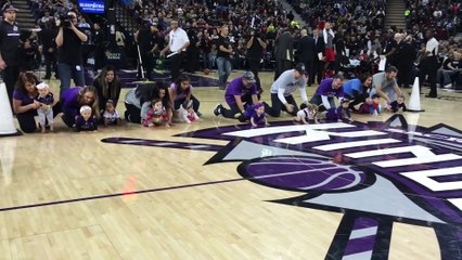 Course de bébé pendant un match de NBA... Trop mignon!