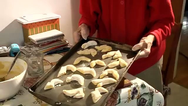 Une grand-mère prèpare une recette comme pendant la guerre - Great Depression Cooking