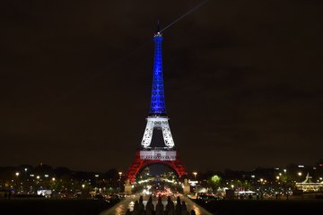 La tour Eiffel illuminée aux couleurs de la France