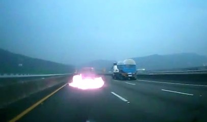 Une voiture en retour vers le futur filmée par une dashcam