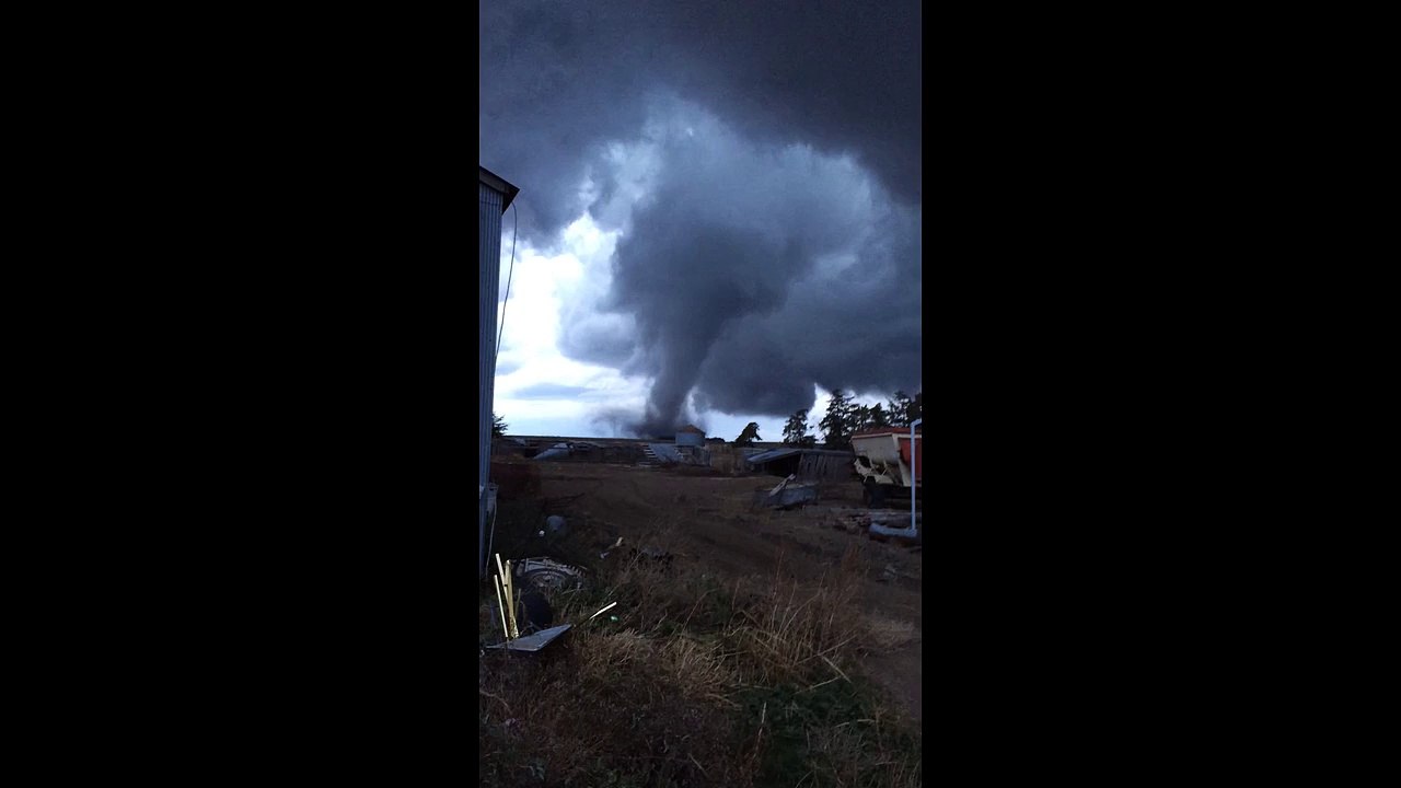 Large tornado hits Grainfield, Kansas, US