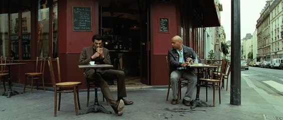 La scène de Seuls Two sur la terrasse du café Le Carillon