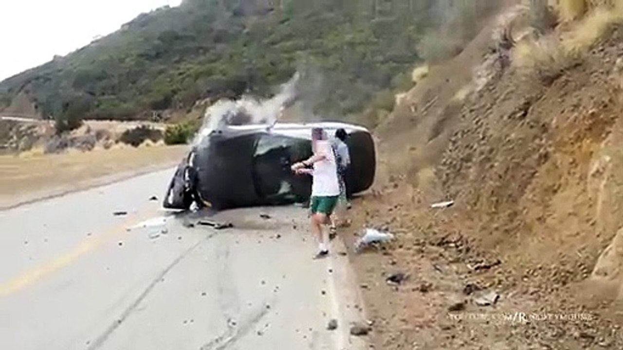 Le crash d'une BMW sur un virage en lacet de Los Angeles