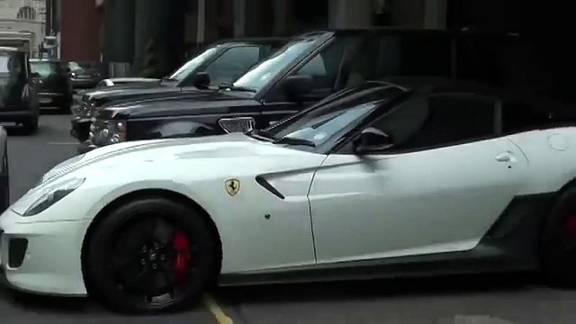 пугает прохожих в Лондоне / scares passers by in London