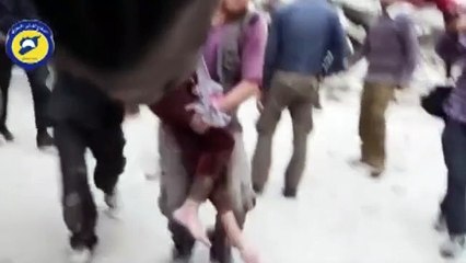 طفلة سورية تخرج من تحت الأنقاض بدوما