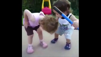 Un enfants vient faire un bisous à sa copine pour la soigner... Trop mignon