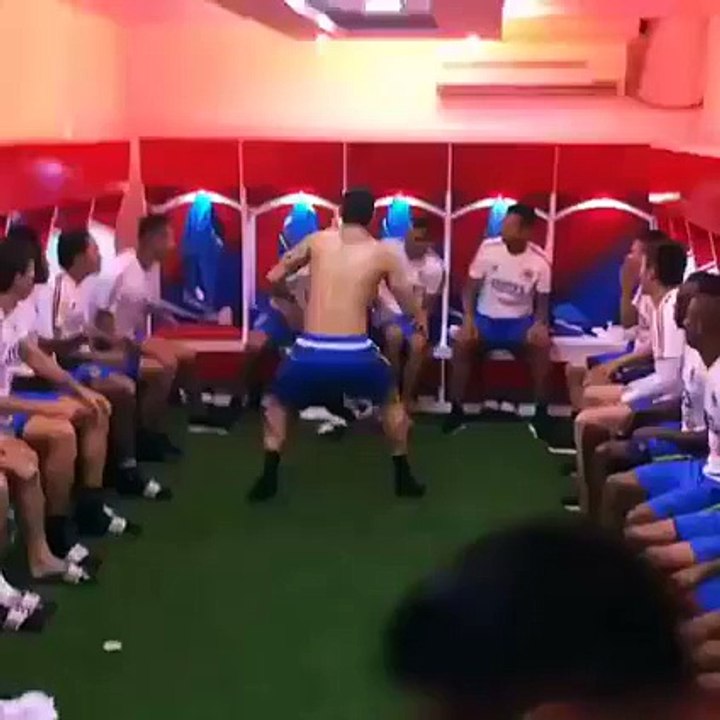 James Rodriguez and Colombian Team trying the ‪Head Up Challenge‬!