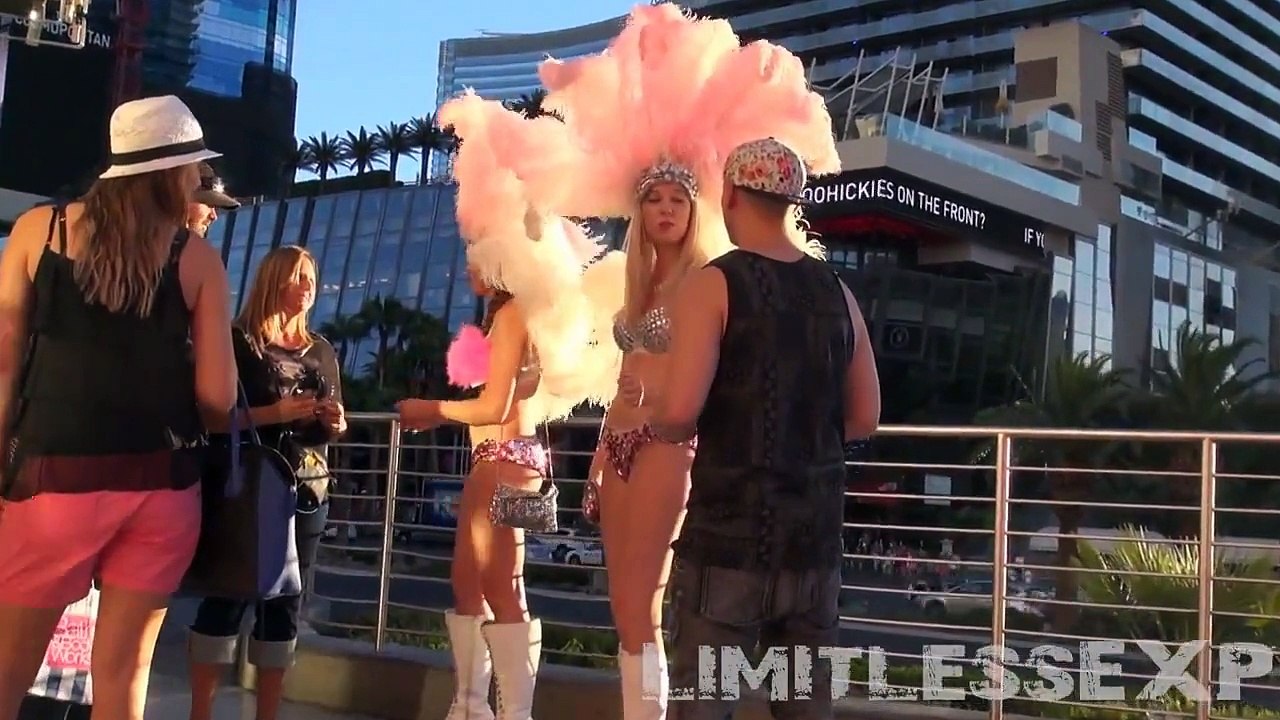 Bikini Girl want money first for taking a Photo with her Las Vegas Show Girls 2014