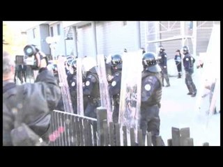 Kosovë, protestuesit gurë e gaz lotësjellës, edhe deputetët konfrontohen me policinë