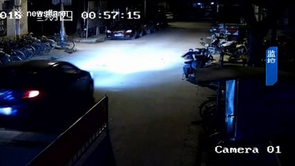 Man decides to set a car that's blocking his way on fire