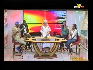 Le rappeur 10 000 problèmes demande la main de la présentatrice Nabou, sur le plateau de Petit Dej