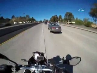 Sen misin otoyolda ayakları dışarıda keyif yapan!