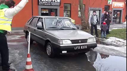 Para esta mierda de coche no lo hace nada mal!!!