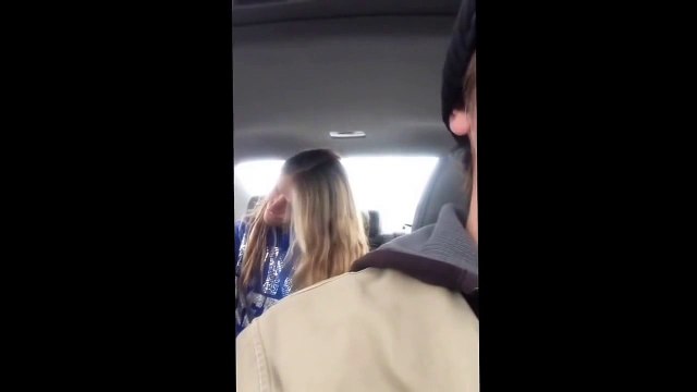 Отец заснял, как дочь делает селфи