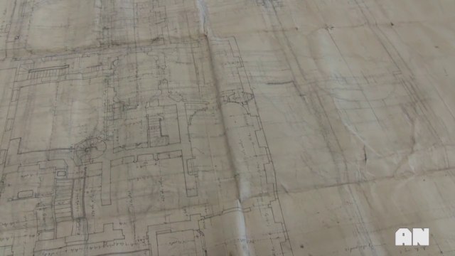 Atelier de restauration d'un plan du château de Versailles