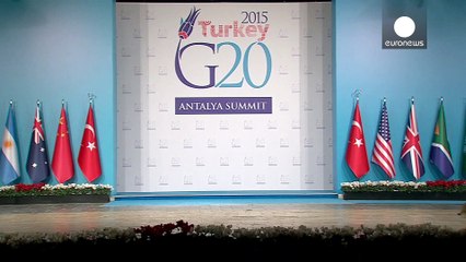 3 chats s'incrustent sur la scène du G20 et passent la sécurité!