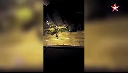 Вооруженных людей в масках, бегающих по Сен-Дени, сняли очевидцы