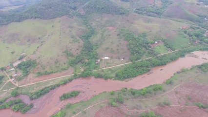 Imagem de drone mostra lama no Rio Doce no ES