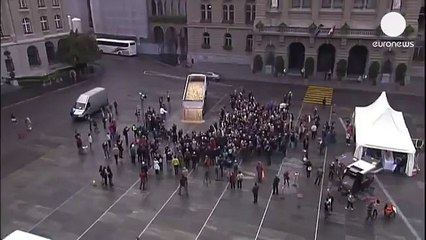В Швейцарии деньги сыплют на улицы с грузовиков