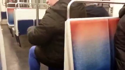 Un métro parisien circule portes ouvertes ! - vidéo Dailymotion