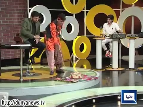 Jogi Baba And USA Girl Singing Attaullah Esakhelvi song Mazaq raat