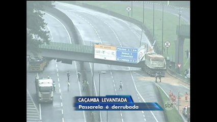 Caminhão derruba passarela e interdita rodovia em São Paulo