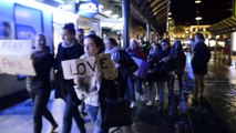 Des lycéens chantent la Marseillaise dans les rues de Béthune en hommage aux victimes des attentats de Paris