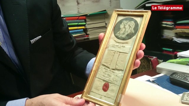 Vannes. Une mèche de cheveux mêlés de Louis XVI et Marie-Antoinette livré au feu des enchères