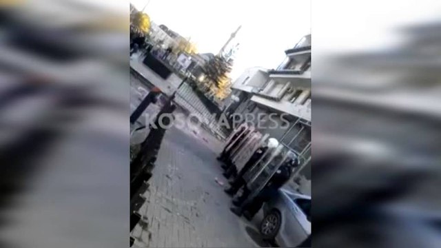 Kosovë, opozita rrihet me policinë. “Luftë” në kuvend, Albin Kurti përfundon në spital