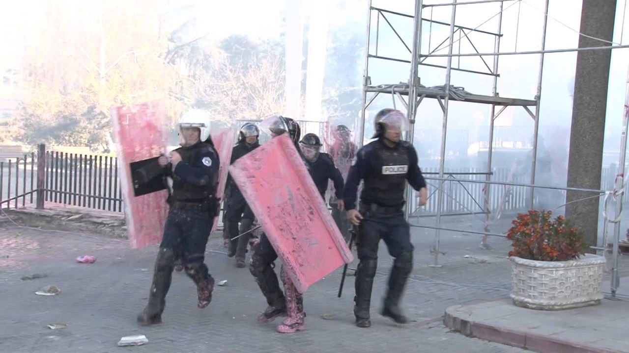 Përleshje fizike në mes deputetëve të opozitës dhe Policisë