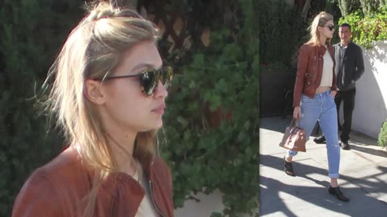 Gigi Hadid geht lässig gekleidet mit ihrem Vater aus