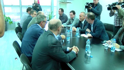 VV, AAK E NISMA KËRCËNOJNË PËRSËRI