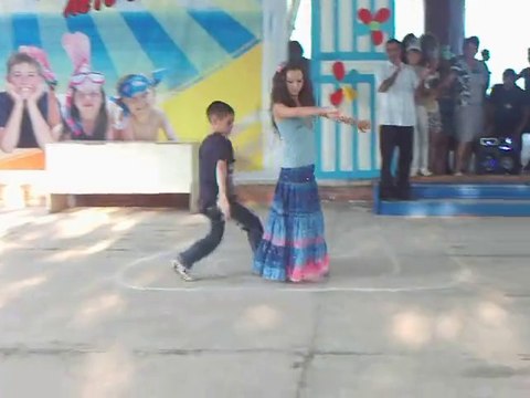 Мальчик Танцует с Красавицей