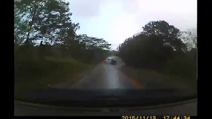 Un camion perd le contrôle sur une route glissante