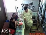 جس نے یہ ویڈیو نہ دیکھی وہ خود ہی پشتاۓ گا ویڈیو دیکھیں Daughter and mother Robbery in mobile shop Amazing Video -