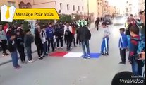 Des algériens brulent le drapeau français pour fêter les attentats