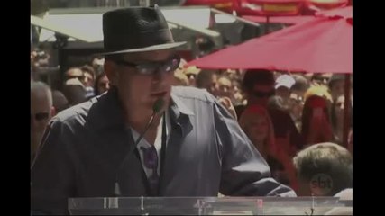 Ator Charlie Sheen declara que é portador do vírus HIV