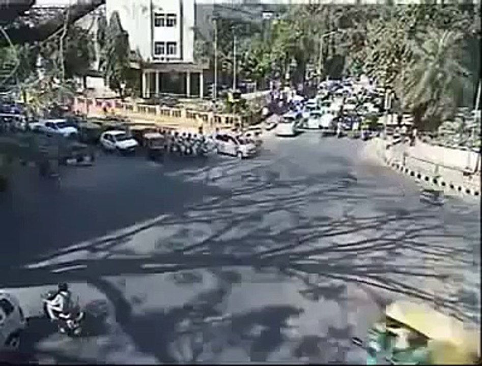 Live Road Accident on Bangalore India CCTV live accidents in indian highway