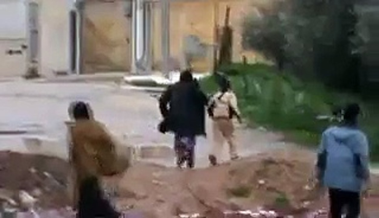 فري برس   حماة حي مشاع الاربعين اطلاق نار كثيف وهروب النساء والاطفال 7 2 2012