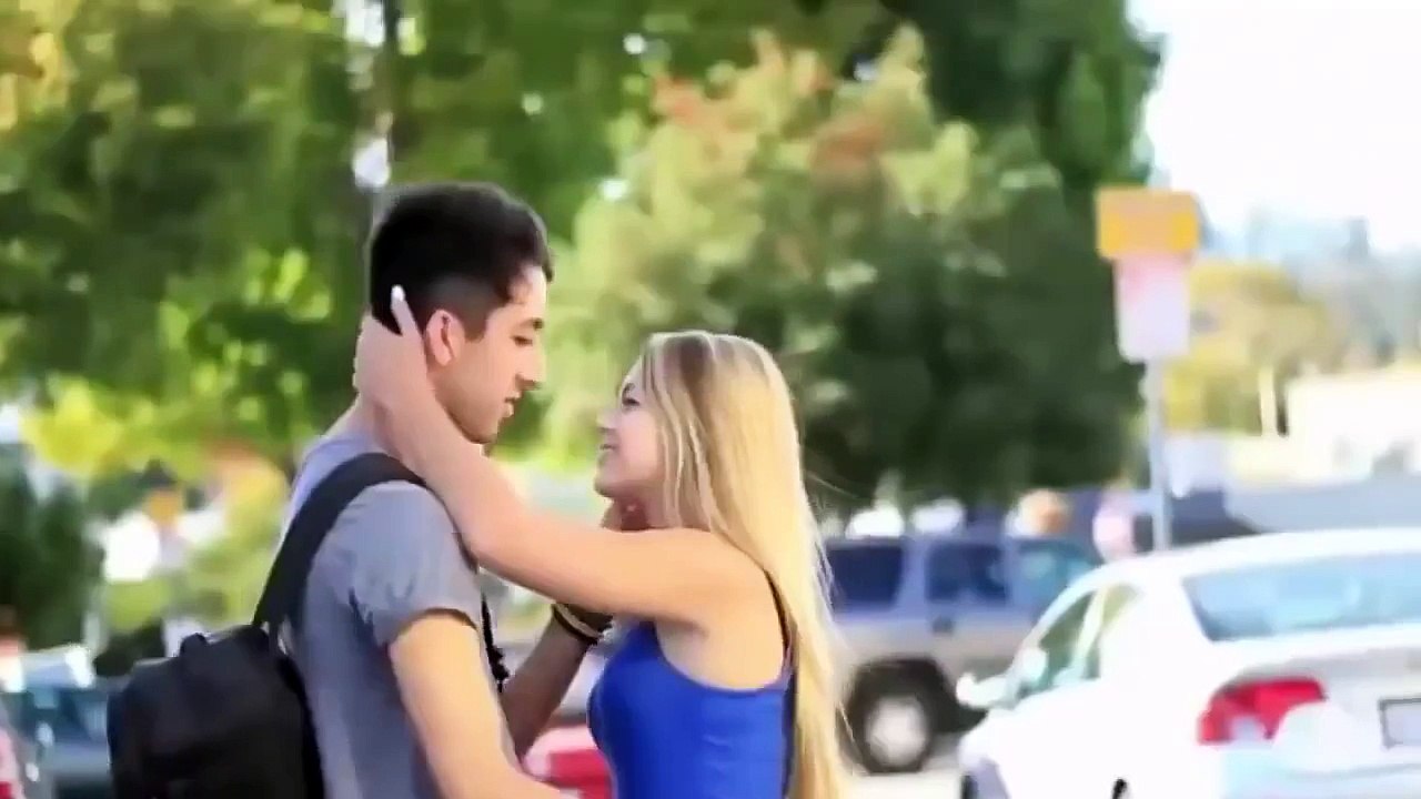 Beijos com pegada beijando mulheres Super gatas best Kissing Pranks HQ