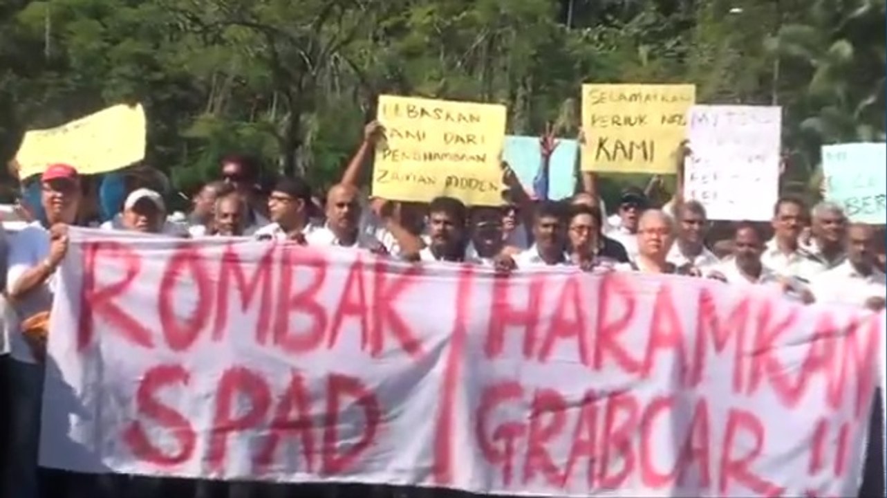 Taxi drivers stage demo against Spad, seek PM's help