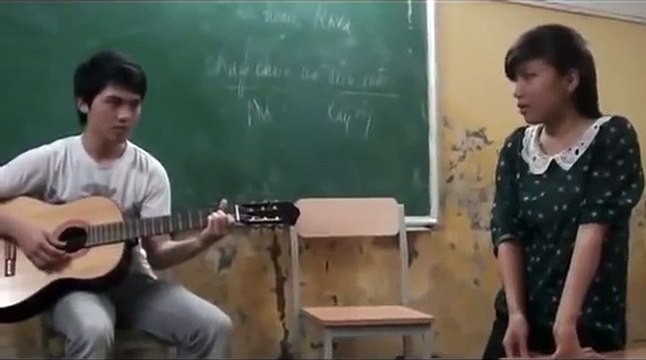 Nam sinh đàn cho cô giáo hát Có khi nào rời xa cực tình cảm 01.