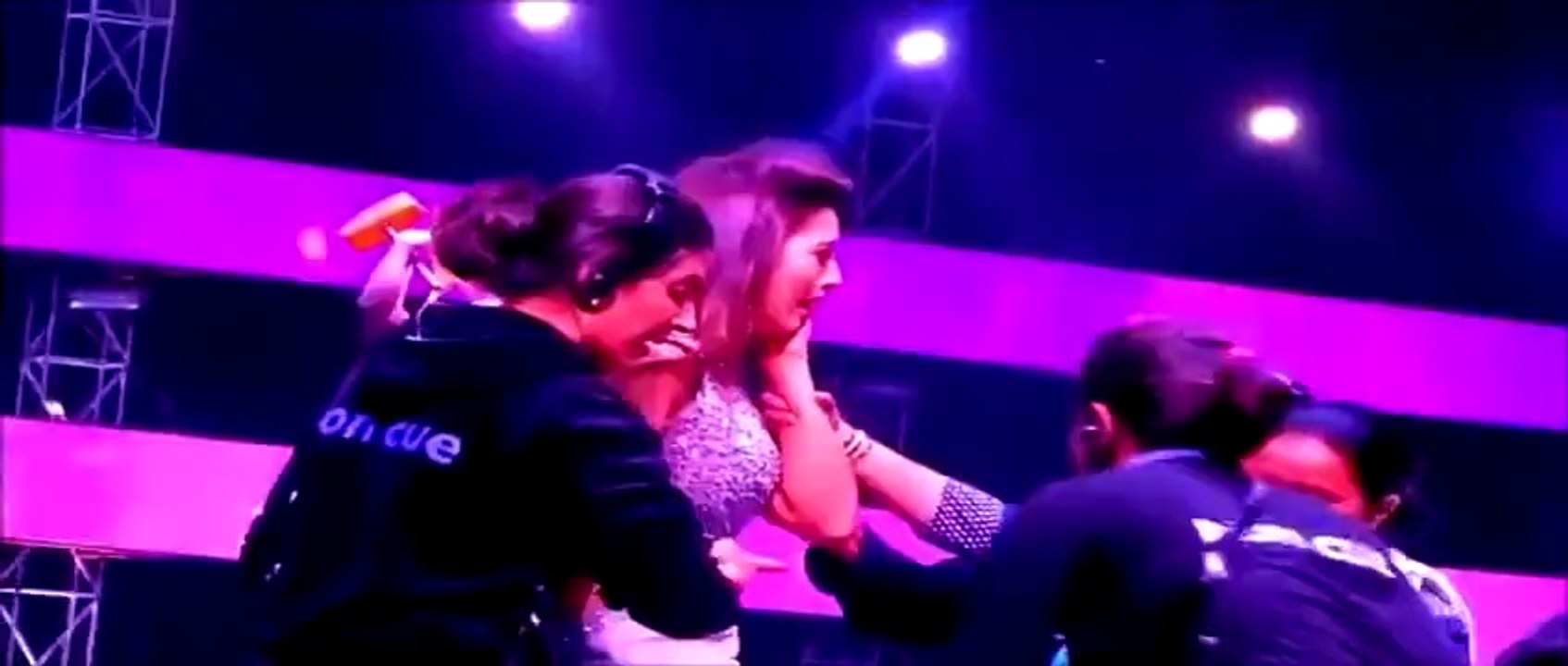 Gohar Khan Slapped By a Guy  Bollywood Latest Scandal  Watch latest scandals of celebrities and Actors