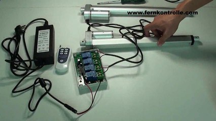 Gleichzetig werden zwei Linearantrieb über Funkfernbedienung gesteuert.