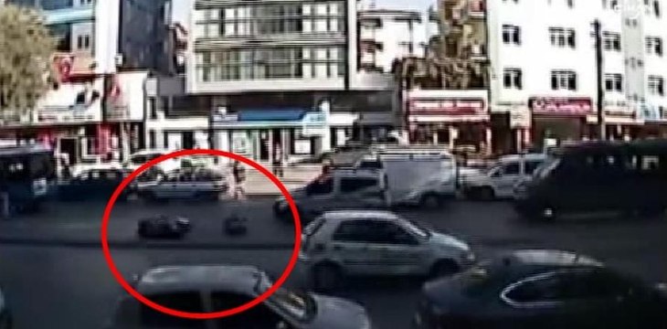 Yaşlı kadına motosikletin çarpma anı güvenlik kamerasında